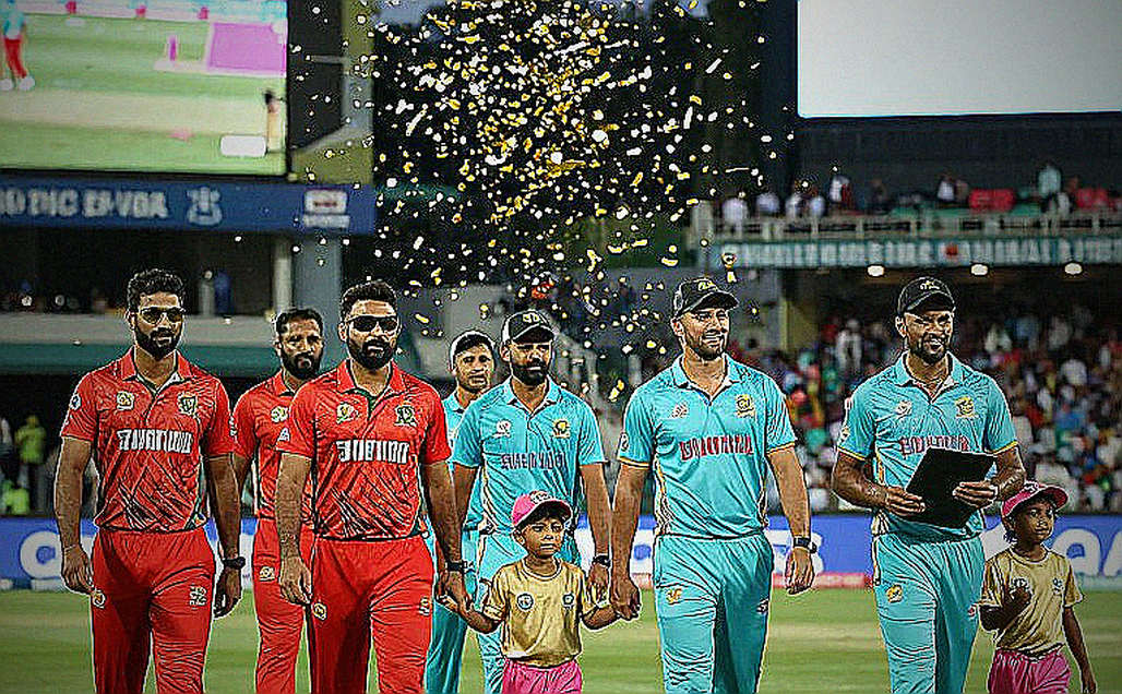 পাঁচ নম্বরে ধোনির পাশে বসে রাহুল ভাঙলেন যুবরাজের রেকর্ড